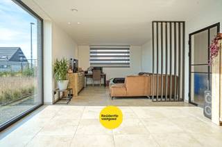 Recente, energiezuinige woning op 541 m² in doodlopende straat te Klerken!<br /><br />In een rustige en kindvriendelijke woonwijk, op het einde van een doodlopende straat, bevindt zich deze alleenstaande woning gebouwd in 2022 (wordt verkocht onder registratierechten). De woning werd opgetrokken met de nieuwste technieken, wat garant staat voor comfortabel én energiezuinig wonen.<br /><br />Via de inkomhal met apart gastentoilet en trap naar de verdieping kom je binnen in de woning. De ruime en lichtrijke leefruimte bestaat uit een gezellige zithoek en eetruimte met een volledig uitgeruste open keuken, voorzien van alle hedendaagse comfort. Aansluitend is er een praktische berging. Dankzij de grote raampartijen geniet je hier van een open en ruimtelijk gevoel met veel natuurlijk licht.<br /><br />Op de eerste verdieping bevinden zich drie volwaardige slaapkamers, een moderne badkamer met inloopdouche en dubbele lavabo, evenals een extra praktische berging.<br /><br />Buiten is het aangenaam vertoeven in de ruime tuin met open zicht op de achterliggende velden. Daarnaast beschikt de woning over zowel een garage als een carport, wat zorgt voor voldoende parkeergelegenheid en extra comfort.<br /><br />Een instapklare, recente en energiezuinige woning op een topligging voor wie rust, ruimte en hedendaags wooncomfort weet te appreciëren.<br /><br />De vermelde prijs is een richtprijs, elk bod wordt voorgelegd aan de eigenaar die zich het recht voorbehoudt om dit te aanvaarden of te weigeren.<br /><br />Neem voorsprong met een vrijblijvende en gratis schatting van uw eigendom via:<br />http://www.residentievastgoed.be/gratisonlineschatten<br /><br />EPC: A (Ref. DI00055)