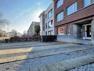 Dit gelijkvloers appartement met 2 slaapkamers en mooie tuin is gelegen op toplocatie te Mortsel, nabij scholen, winkels, openbaar vervoer,...