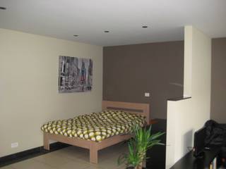 Mooi en moderne studio, geschilderd in lichte tinten. Gelegen in een rustig gebouw in een zijstraat van de Stationsstraat.De studio bestaat uit een...