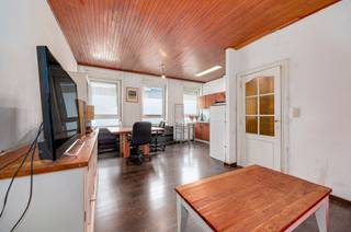 <p><span>Deze </span><span>bel-etagewoning</span><span> is gelegen in de Maatsstraat in Antwerpen-Noord, op een centrale locatie vlak bij winkels, scholen en openbaar vervoer. Dankzij de vlotte verbinding met de Singel en de belangrijkste invalswegen zijn zowel het centrum van Antwerpen als de omliggende gemeenten gemakkelijk bereikbaar.</span></p><p><span> </span></p><p><span>De woning heeft een bewoonbare oppervlakte van circa </span><span>106m²</span><span> en is praktisch ingedeeld over drie verdiepingen. Op het gelijkvloers bevindt zich een </span><span>ruime garage </span><span>met elektrische poort en een afzonderlijke wasruimte. De leefruimte met open keuken ligt op de eerste verdieping. Op de bovenste verdieping bevinden zich </span><span>twee slaapkamers</span><span> en een badkamer.</span></p><p><span> </span></p><p><span>Indeling</span></p><p><span>inkomhal</span></p><p><span>ruime garage met elektrische poort</span></p><p><span>afzonderlijke wasruimte</span></p><p><span>lichtrijke woonkamer</span></p><p><span>open keuken met gasfornuis, dampkap en spoelbak</span></p><p><span>slaapkamer 1 met ensuite badkamer</span></p><p><span>slaapkamer 2</span></p><p><span> </span></p><p><span>Algemeen</span></p><p><span>bewoonbare oppervlakte van circa 106m²</span></p><p><span>EPC-label D: 366 kWh/m² per jaar</span></p><p><span>garage met elektrische poort</span></p><p><span> </span></p><p><span>Troeven</span></p><p><span>twee slaapkamers</span></p><p><span>ruime garage</span></p><p><span>praktische indeling</span></p><p><span>centrale ligging in Antwerpen</span></p><p><span>openbaar vervoer en invalswegen vlakbij</span></p><p><span> </span></p><p><span>Ben jij geïnteresseerd in deze woning in Antwerpen, ben je op zoek naar ander vastgoed of wens je de waarde van jouw eigendom te kennen? Dan ben je bij BOLT immo aan het juiste adres! Wij helpen jou graag verder.</span></p>