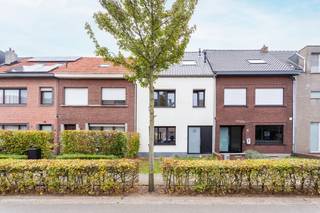 U komt binnen in een ruime hal met trap naar boven. Hier toegang tot de keuken. Vanuit de keuken toegang tot de living met laminaat, en gashaard. Naast de keuken is een overdekte serre. Buiten is aansluitend aan de woning nog een opbergruimte. De tuin is zeer diep en netjes.<br />Op de eerste etage zijn 2 zeer grote slaapkamers waar nieuwe laminaat is geplaatst. De badkamer is vernieuwd en voorzien van dubbel lavabo, ligbad en toilet.<br />Op de tweede verdieping is een multifunctionele ruimte waar zeker nog ruimte is voor twee slaapkamers. Deze ruimte heeft aan de voor en achterzijde twee veluxramen waardoor er zeer goede lichtinval is. Er is een kelder aanwezig en de hal is opnieuw betegeld. De woning is voorzien van elektrische rolluiken aan de voorzijde en boven. In de gang is het een handmatig rolluik. Het dak is vernieuwd, de ramen aan de voorzijde zijn vernieuwd en de voorzijde is geïsoleerd. Deze ruime gezinswoning op toplocatie is deels gerenoveerd. Plannen voor het verbouwen van de keuken zijn beschikbaar op ons kantoor. De straat is zeer rustig gelegen en vlakbij uitvalswegen en de autostrade!<br />Het EPC is een C label 231 kWh/M2 jaar. Elektrische keuring is niet conform. Asbestattest in aanvraag. <br />Interesse in een bezoek bel Chantal 0468/156151 of e-mail naar info@domus-immobilien.be. 