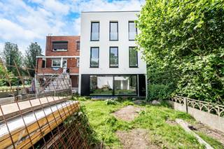 PRIJS INCLUSIEF BTW! Deze exclusieve BEN-nieuwbouwwoning met een bewoonbare oppervlakte van ca. <strong>262 m²</strong>.<br />Een uitzonderlijke eigendom met het comfort en de ruimte van een hedendaagse villa.<br />Gelegen op een rustige, doch uiterst centrale locatie, bevindt u zich op wandelafstand van openbaar vervoer en nabij het Park van Schoten, scholen, winkels en het Albertkanaal. Een omgeving waar bereikbaarheid en woonkwaliteit hand in hand gaan.<br /><br /><strong>Indeling</strong><br /><strong>Gelijkvloers</strong><br />Via de stijlvolle inkomhal met gastentoilet wordt u verwelkomd in de woning.<br />Vooraan bevindt zich een praktische fietsen- en bergingsruimte, ideaal voor gezinnen, sportliefhebbers of wie extra opbergruimte wenst.<br />Verder opent de woning zich naar een indrukwekkende leefruimte waar woonkamer, eetkamer en keuken harmonieus in elkaar overvloeien. Dankzij de grote raampartijen en schuiframen geniet u hier van een overvloed aan natuurlijk licht en een directe verbinding met de tuin.<br />De open leefkeuken met centraal eiland vormt zonder twijfel het kloppende hart van de woning en biedt de perfecte setting voor zowel het dagelijkse gezinsleven als het ontvangen van gasten.<br />De tuin wordt volledig ingezaaid opgeleverd en beschikt achteraan over een afzonderlijk tuinpaviljoen met extra berging. Deze ruimte leent zich perfect als poolhouse, thuiskantoor, fitnessruimte, atelier of exclusieve lounge.<br /><br /><strong>Eerste verdieping</strong><br />De eerste verdieping staat volledig in het teken van comfort en rust.<br />Hier bevindt zich de royale master bedroom van ca. 26 m², aangevuld met een tweede slaapkamer of bureauruimte van ca. 17 m². Verder beschikt deze verdieping over een luxueuze badkamer met ligbad, inloopdouche en dubbel lavabomeubel, alsook een afzonderlijk toilet.<br />De voorste slaapkamer geniet bovendien van toegang tot een aangenaam privéterras.<br /><br /><strong>Tweede verdieping</strong><br />Ook de bovenste verdieping biedt bijzonder veel ruimte.<br />Hier bevinden zich nog twee uitzonderlijk ruime slaapkamers van respectievelijk ca. 26 m² en 28 m².<br />Daarnaast beschikt deze verdieping over twee afzonderlijke douchekamers, een apart toilet en een technische ruimte met extra berging. Hierdoor geniet ieder gezinslid van een optimaal niveau van comfort en privacy.<br /><br /><strong>Hoogwaardige afwerking en energiezuinigheid</strong><br />Deze woning wordt volledig instapklaar afgewerkt met duurzame en kwalitatieve materialen en voldoet aan de hoogste normen inzake energiezuinigheid en wooncomfort.<br /><br /><strong>Bijzonderheden</strong><br />+ BEN-woning (E-peil gelijk of lager dan E30)<br />+ Warmtepomp<br />+ Zonnepanelen<br />+ Vloerverwarming<br />+ Parketvloeren<br />+ Luxueuze badkamer afgewerkt in microcement<br />+ Afzonderlijk bijgebouw met berging<br />+ Ruime fietsenberging<br />+ Binnen volledig instapklaar opgeleverd<br />+ Tuin ingezaaid opgeleverd