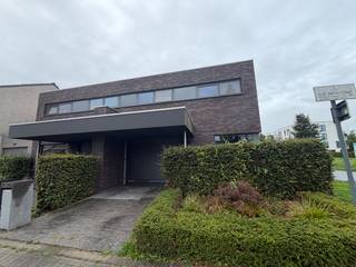 <p>Volledig afgewerkte en instapklare nieuwbouwwoning gelegen aan de rand van Wondelgem dichtbij openbaar vervoer, scholen, winkels en R4. De woning omvat een inkom met afzonderlijke fietsstalling/berging - living met zicht op terras en tuin - open ingerichte keuken - achterinkom/wasplaats - gastentoilet. Boven zijn er drie ruime slaapkamers voorzien van tegels en een badkamer met ligbad, douche en dubbele wastafel - afzonderlijk toilet en berging. De traphal kan tevens gebruikt worden als bureelgedeelte. Voor de woning is er een autostaanplaats voorzien. De woning is ook zeer energie zuinig! Huisdieren zijn niet toegelaten.</p><p> </p><p>Een bezoek kan uitsluitend worden aangevraagd via onze website: http://www.vastgoeddevos/te-huur, klik het pand aan en klik vervolgens op "Maak een afspraak".</p>