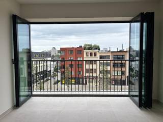 Dit nieuwbouwappartement op de 3de verdieping van het project De Groene Poort geniet van een uitstekende ligging in de nieuwe dynamische wijk Slachthuisbuurt, aan het Lobroekplein en het Kalverweipark. 

Het appartement heeft een centrale ligging, vlakbij de grote invalswegen en toch op fietsafstand  (10 minuten) van centrum Antwerpen. 

Dit nieuwbouw appartement beschikt over twee slaapkamers en een open, lichte leefruimte. De keuken is stijlvol ingericht met witte kasten en een eiland, voorzien van alle nodige apparatuur. Grote raampartijen bieden veel natuurlijk licht en toegang tot een balkon, waar u kunt genieten van het uitzicht op Lobroekplein. 

De afwerking is van hoog niveau, met een uniforme tegelvloer door de gehele leefruimte en keuken, en een stijlvolle houten vloer in de slaapkamer. Het neutrale kleurenpalet zorgt voor een rustige sfeer en biedt een perfecte basis om uw eigen interieurstijl te creëren. De badkamer is uitgerust met een dubbele lavabo en comfortabele inloopdouche. 

Dit appartement combineert hedendaags comfort met duurzaamheid. De uitstekende isolatie en moderne technieken zorgen voor een lage energiefactuur. Gelegen op een strategische locatie, biedt dit appartement een unieke kans voor wie op zoek is naar kwaliteit en efficiëntie op een toplocatie in Antwerpen. 

Huurders kunnen genieten van de prachtig ingerichte gemeenschappelijke tuin. 

Onmiddellijk beschikbaar. 

Vaste kosten bedragen €200/maand (incl. Kosten voor verwarming en warm water op basis van voorschot)