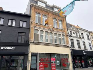 Deze lichrijke studio is gelegen in de bruisende Lange Zoutstraat in Aalst. Ze ligt op de 2de verdieping (geen lift in het gebouw) en bestaat uit...