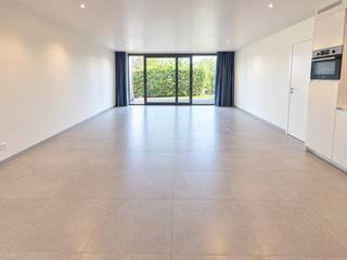 <p>Op zoek naar een comfortabel en energiezuinig appartement op een centrale ligging? Dit ruime gelijkvloerse appartement, gebouwd in 2020, combineert hedendaags wooncomfort met een praktische indeling en een aangename privatieve tuin.</p>
<p></p>
<p>Het appartement beschikt over een lichtrijke leefruimte met open, ingerichte keuken, die samen een gezellige plek vormen om te ontspannen of gasten te ontvangen. Verder zijn er een nachthal, een praktische berging, een apart toilet, een badkamer met douche en twee volwaardige slaapkamers.</p>
<p></p>
<p>Een extra troef is de privatieve tuin, waar je in alle rust kan genieten van een gezellig buitenmoment. Ook op vlak van energiezuinigheid scoort dit appartement bijzonder goed, met een <strong>EPC-label A</strong>, vloerverwarming op basis van een warmtepomp in combinatie met zonnepanelen.</p>
<p></p>
<p>Daarnaast beschikt het appartement over een privatieve kelderberging en een eigen autostaanplaats. Voor fietsen is er een gemeenschappelijke fietsenstalling voorzien. Ook aan elektrisch rijden werd gedacht: de gemeenschappelijke parking beschikt over vier laadpunten voor elektrische wagens.</p>
<p></p>
<p>Dankzij de centrale ligging in Nevele bevinden winkels, voorzieningen en dagelijkse benodigdheden zich binnen handbereik.</p>
<p></p>
<p><strong>Troeven op een rij:</strong></p>
<ul>
<li>Ruim gelijkvloers appartement met twee slaapkamers</li>
<li>Centrale ligging in het centrum van Nevele</li>
<li>Aangename privatieve tuin</li>
<li>Recent gebouw van 2020</li>
<li>Energiezuinig wonen met EPC-label A</li>
<li>Vloerverwarming met warmtepomp en zonnepanelen</li>
<li>Privatieve kelderberging en autostaanplaats</li>
<li>Gemeenschappelijke fietsenstalling en laadpunten voor elektrische wagens</li>
</ul>
<p></p>
<p><strong>Praktische informatie</strong></p>
<ul>
<li>Beschikbaar vanaf: 1 januari 2027</li>
<li>Huurprijs: € 895 per maand</li>
<li>Provisie gemeenschappelijke kosten: € 65 per maand</li>
<li>EPC: 22 kWh/m² (label A)</li>
</ul>
<p></p>
<p>Een ideale woonoplossing voor wie comfortabel, energiezuinig en centraal wil wonen!</p>
<p><em> </em></p>
<p><em>Ter illustratie werden sommige interieurfoto’s met behulp van AI bewerkt om de ruimtes sfeervol en aantrekkelijk in beeld te brengen. De foto’s geven daardoor niet noodzakelijk de huidige inrichting of aankleding weer.</em></p>