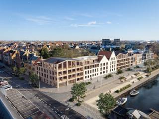 Dit appartement maakt deel uit van het nieuwbouwproject ‘De Kaai' te Veurne.<br /> <br />Het zicht op de jachthaven van Veurne, de moderne architectuur en de gemeenschappelijke binnentuin van 1700 m² zijn de troeven van deze residentie. Deze buitenruimte kreeg een groene en kleurrijke aanleg, evenals een tuinpaviljoen met buitenkeuken.<br /><br />De appartementen zijn uitgerust met energiezuinige systemen voor verwarming, warm water en ventilatie die voldoen aan de EPB-normen en zorgen voor een laag E-peil. Dankzij een geothermische warmtepomp en vloerverwarming geniet je bovendien van milieuvriendelijke, gelijkmatige en comfortabele warmte met lagere energiekosten.<br /><br />Het appartement bevindt zich op de derde verdieping. <br /><br />Mogelijkheid tot aankoop van autostaanplaats, afgesloten garage en/of kelderberging in het ondergronds complex. <br /><br />Appartement: 139 m²<br />Terras: 63 m²