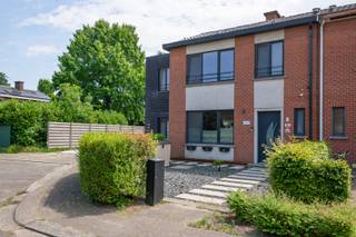 Ontdek deze ruime halfopen woning met 4 slaapkamers op een ruim perceel.Deze ruime halfopen woning met grote tuin, 4 ruime slaapkamers en...