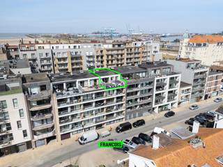 Deze lichtrijke penthouse is gelegen op de vijfde verdieping van een residentie die de afgelopen jaren grondig werd vernieuwd. Zo werden de gevel, het dak en de lift recent volledig aangepakt, wat bijdraagt aan het hedendaags comfort en de zorgeloze toekomst van het gebouw.<br /><br />Bij het betreden van het appartement komt u in de inkomhal, die toegang biedt tot een aangename, zonovergoten leefruimte. De absolute blikvanger is het ruime terras dat naadloos aansluit op de leefruimte. Dankzij de gunstige oriëntatie geniet u hier optimaal van de zon en een open zicht op het hinterland.<br /><br />Aansluitend bevindt zich de praktische keuken, uitgerust met de nodige toestellen. Momenteel is er een wijnfrigo voorzien, maar de aansluitingen voor het plaatsen van een vaatwasser zijn reeds aanwezig. Het appartement beschikt verder over twee volwaardige slaapkamers en een ruime badkamer met ligbad. Aan de achterzijde bevindt zich nog een tweede, royaal terras, wat extra buitenruimte en rust biedt.<br /><br />Op technisch vlak scoort dit appartement eveneens sterk: verwarming gebeurt via centrale verwarming op aardgas en het beschikt over een gunstige EPC-score B. De elektrische installatie is conform gekeurd.<br /><br />Tot slot zijn er nog extra troeven zoals een gemeenschappelijke fietsenberging en een privatieve kelderberging.<br /><br />Een ideale opportuniteit voor wie op zoek is naar een instapklaar penthouse met veel buitenruimte, op een topligging vlakbij zee.<br /><br />