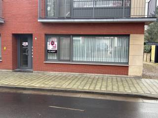 Op wandelafstand van het Moretusbos vindt u dit gelijkvloerse appartement in een rustig gebouw.Het appartement kreeg net een volledige make-over :...