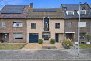 Deze ruime en instapklare gezinswoning is gelegen aan de Nijverheidslaan 113 in Smeermaas, een gegeerde deelgemeente van Lanaken.Dankzij de vijf...