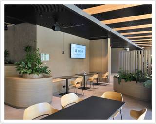 Located in a dynamic professional environment, this fully fitted office unit offers a total rental surface of 531.53 m², including common areas on...