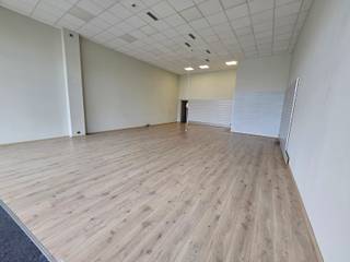 <strong>WINKELRUIMTE 4 VAN 122m² + 24,60m² KELDERBERGING GELEGEN IN HET WINKELCOMPLEX “KLOOSTERBEMPDEN” TE MAASEIK.</strong><br /><br />Het winkelcentrum “Kloosterbempden” is gelegen op 150m van de historische Markt van Maaseik. U vindt hier verschillende gevestigde ketens terug, zoals: Colruyt, Hema, Kruidvat, Pearle en Action.<br /><br /><strong>KENMERKEN</strong><br />- Oppervlakte gelijkvloers: 122m² (bruto).<br />- Stopcontacten en verlichting voorzien.<br /><br /><span><strong>KELDERVERDIEPING<br /></strong>- Berging (24,60m²): watermeter.<strong><br /><br />GELIJKVLOERS<br /></strong>- Winkelruimte (11,90m x 9m + 6m x 2,5m= 114m²): deur naar kelderberging, laminaat.<br />- Berging (5m x 4m = 20m²): betonvloer.<br /></span>- Gastentoilet.<br /><br /><strong>INGROEIHUUR:</strong><br />Om u als ondernemer alle slaagkansen te geven, wordt er gewerkt met een <strong>ingroeihuur </strong>waarbij de huurprijs in de eerste 3 jaar lager ligt en er pas vanaf het 4de jaar een marktconforme huurprijs wordt gehanteerd.<br /><br /><strong>EXTRA INFORMATIE<br /></strong>- Gemeenschappelijke kosten: info volgt.<br />- Aanvaarding huurder steeds in overleg met verhuurder. Onroerende voorheffing, kosten/verbruik nutsvoorzieningen ten laste van huurder.<br />- EPC in opmaak<br /><br />Bekijkt u deze advertentie via een aanverwante vastgoedsite, surf dan zeker naar onze website <strong>www.N78vastgoed.be</strong> voor een uitgebreide beschrijving en plannen. Meer info: <strong>+32 (0)89 86 18 88</strong> of <strong>info@N78vastgoed.be</strong>.