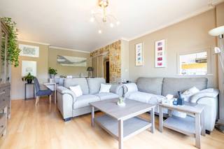 <p>Anderlecht, wijk Marius Renard naast het Parc des Etangs, gelegen op de 1e verdieping van een gebouw uit 1963, mooi appartement van ± 71 m² met groot terras. Momenteel verhuurd voor 793 € + 220 € aan servicekosten.</p>
<p><u>1e verdieping</u>:</p>
<ul>
<li>Entree</li>
<li>Woonkamer van ± 26 m² – Quick-Step</li>
<li>Terras van ± 20 m², op het westen</li>
<li>Slaapgedeelte</li>
<li>Toilet</li>
<li>Ingerichte keuken van ± 6 m²</li>
<li>Slaapkamer 1 van ± 13 m² – Quick-Step</li>
<li>Slaapkamer 2 van ± 9 m² – Quick-Step</li>
<li>Badkamer (bad, wastafel, ruimte voor wasmachine)</li>
</ul>
<p>Kelder nr. 1</p>