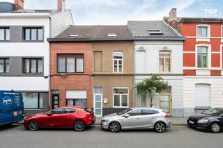 Deze woning bevindt zich op een uitstekende locatie, op slechts enkele minuten fietsen van het bruisende centrum van Gent. Dankzij de nabijheid van openbaar vervoer, winkels en diverse voorzieningen geniet u hier van een vlot bereikbare en aangename woonomgeving. Bovendien bevindt het Tondelierpark zich op slechts enkele honderden meters van de woning, ideaal voor wie graag geniet van groen en ontspanning in de directe omgeving.<br /><br />Bij het betreden van de woning komt u binnen in de inkomhal, die toegang biedt tot de leef- en eetruimte, aansluitend op de keuken. De woning beschikt over vier slaapkamers en een badkamer. Daarnaast is er een zolder aanwezig en een groene stadskoer.<br /><br />Met haar aantal slaapkamers en gunstige ligging is deze woning ideaal voor gezinnen die op zoek zijn naar een stadswoning met potentieel.<br /><br />Troeven<br /><br />-Centrale ligging<br />- 4 slaapkamers<br />-Geen renovatieverplichting<br />-Asbestveilig <br />-Recente condenserende ketel( VIESSMAN)<br /><br />Woning is vrij uiterlijk 6 maanden na akte.<br /><br />Contacteer Top Vastgoed voor een bezoek: 0475 700 700.