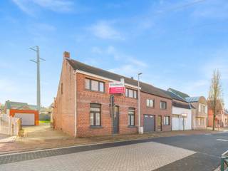 Halfopen gezinswoning met vrijstaande garage, zuidgerichte tuinDeze halfopen woning met vrijstaande garage en zuidgerichte tuin biedt een mooie kans...