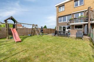 Instapklare bel-etage woning, gelegen in de Hamstraat, een doodlopende straat in Nederename (Oudenaarde). <br /><br />De woning is reeds gerenoveerd en geniet van een gunstig EPC B. <br /><br />INDELING VAN DE WONING:<br /><br />Gelijkvloers: <br />* inkomhal <br />* berging / wasplaats<br />* garage met toegang naar de tuin<br /><br />Eerste verdieping:<br />* lichtrijke leefruimte<br />* uitgeruste keuken met aansluitend terras/balkon<br />* hal met apart toilet <br /><br />Tweede verdieping: <br />* 3 slaapkamers<br />* badkamer met douche en toilet<br /><br />Exterieur:<br />* tuin met terras <br />* oprit <br /><br />ALGEMENE INFORMATIE:<br /><br />* dubbele beglazing PVC<br />* centrale verwarming op aardgas<br />* lucht/lucht warmtepomp<br />* zonnepanelen + batterij aanwezig<br />* dakisolatie + spouwisolatie<br />* stadswater + waterontharder aanwezig <br /><br /><br />Bestuursmaatregelen in het maatregelenregister: nee