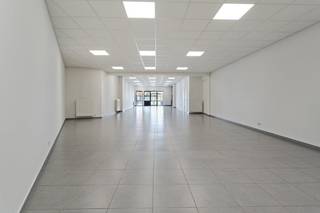 Goed gelegen handelspand van 158m², voorzien van sanitair en kitchenette, bouwjaar 2009, in het centrum van Herentals, nabij de Zandpoort. De Zandstraat verbindt de historische stadspoort met de Grote Markt. Centrale verwarming op aardgas met radiatoren. Aluminium schrijnwerk met dubbele beglazing. EPC label B. Dit pand beschikt tevens over een ondergrondse parkeerplaats, die in de prijs inbegrepen is.