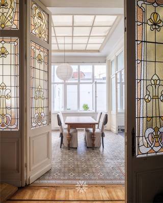 <p><span>GENT - Karaktervolle te renoveren neoclassicistische burgerwoning (BVO 484 m²) met 8 slaapkamers</span></p><p><span> </span></p><p><span>Deze statige herenwoning combineert authentiek karakter met royale volumes en een aangename buitenruimte. </span></p><p><span>De woning heeft drie bouwlagen en beschikt over maar liefst 484 m² bewoonbare oppervlakte met tal van mogelijkheden. </span></p><p><span>Gelegen in de buurt van Dok Noord met vlotte verbindingen naar centrum Gent, nabij openbaar vervoer en invalswegen.</span></p><p><span> </span></p><p><span>De belangrijkste troeven in een notendop: </span></p><ul><li><span>Hoge plafonds, sierlijsten en een overvloed aan natuurlijk licht</span></li><li><span>De woning kan door de nodige renovatie verder afgewerkt worden naar eigen stijl</span></li><li><span>Tal van authentieke elementen met prachtige traphal en schouwen</span></li><li><span>Bewoonbare oppervlakte van 484 m²</span></li><li><span>Acht ruime slaapkamers</span></li><li><span>Gelegen in het centrum van Gent nabij openbaar vervoer en invalswegen</span></li><li><span>Grote leefruimte met mooie authentieke elementen</span></li><li><span>Veel potentieel bij renovatie</span></li></ul><p><span> </span></p><p><span>Indeling:</span></p><p><span>Bij het betreden van de woning komt u terecht in een ruime inkomhal met authentieke elementen die u de toegang geeft tot twee bergingen.</span></p><p><span>Verder beschikt de woning over een karaktervolle leefruimte met hoge plafonds, rijkelijk uitgewerkte plafond ornamenten, authentieke visgraat parket en twee stijlvolle schouwen. </span></p><p><span>De originele glas-in-looddeuren vormen een bijzonder decoratief element en zorgen voor een prachtige verbinding met de lichtrijke eetruimte. Een sfeervolle ruimte met een uitgesproken authentieke uitstraling.</span></p><p><span>Verder is er een gezellige buitenruimte met twee bergingen en een multifunctionele ruimte. </span></p><p><span>Op de verdiepingen vinden we in totaal nog 8 slaapkamers, een zeer ruime badkamer en een extra trappenhal richting de keuken. </span></p><p><span>Tot slot beschikt de woning over een ruime zolderverdieping, die veel mogelijkheden biedt voor extra bergruimte of een verdere inrichting naar eigen wens.</span></p><p><span> </span></p><p><span>Belangrijk:</span></p><p><span>Richtprijs: € 949.000 euro </span></p><p><span>EPC F (616 kWh/m² jaar)</span></p><p><span>Bouwkundig erfgoed</span></p><p><span> </span></p><p><span>Contacteer Axel Lenaerts makelaars voor een bezoek via </span><span>09 245 24 24</span><span> of hannelore@axellenaerts.be</span></p><p><span> </span></p><p><span> </span></p><p><span> </span></p><p><span> </span></p>