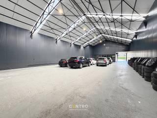 Woning met praktijkruimte + magazijnen op strategisch uitstekende locatie in rustige straat, doch vlakbij de op- en afrit van de E403!<br /><br /><u><strong>Benaderende OPPERVLAKTEN:</strong></u><br /><em><strong>Constructie - bewoonbare oppervlakten</strong></em><br /><strong>Woning:</strong> 377 m²<br /><strong>Bijgebouwen: </strong>120 m²<br /><strong>Kantoor:</strong> 45 m² <br /><strong>Magazijnen:</strong> 632 m²<br /><br /><em><strong>Grondoppervlakte</strong></em><br />Totale grondoppervlakte: 2.752 m²<br />Aantal parkeerplaatsen: >30<br /><br /><strong><u>INDELING:<br />WONING</u><br /><u><em>Gelijkvloers:</em></u></strong><br />Inkomhal - ruimte praktijkruimte met afzonderlijke inkomhal/2de woonkamer - gastentoilet (met lavabo) - wasplaats - berging - volledig verharde en omheinde parking - volledig aangelegde en omheinde tuin met bijhorende tuinkamer met gemetste BBQ en bijhorende ontspanningsruime met jacuzzi, sauna en badkamer (O.a. met lavabomeubel, toilet en douche).<br /><em><u><strong>Eerste verdieping:</strong></u></em><br />Hal - ruime lichtrijke living (met houtcassette) - volledig ingerichte keuken (O.a. met granieten werkblad, dubbele spoelbak, combi-oven, fornuis, dampkap, Amerikaanse koelkast en vaatwasmachine) - wasplaats (met uitgietbak en alle voorzieningen voor wasmachine en droger) - badkamer (O.a. met dubbel lavabomeubel en inloopdouche en sauna) - afzonderlijk toilet (met lavabo) - 4 slaapkamers - veranda - leuk zonneterras.<br /><u><strong>KANTOOR:</strong></u><br />± 45 m²: 2 ingerichte kantoren - maatkasten - zicht op en toegang tot de magazijnen - ook rechtstreeks toegankelijk vanuit de woning.<br /><u><strong>MAGAZIJN/WERKPLAATS:<br /><em>- 330 m²: </em></strong></u> Doorrit onder de woning van ± 48 m² (12,00 m x 4,00 m), plat dak vrije hoogte 3,70 m - poort met lichtstrook (b: 3,45 m - h: 3,65 m) - magazijn van 282 m² ( 19,50 m x 14,50 m) - zadeldak vrije hoogte 6,00 m tot 8,70 m in de nok - LED-spots - geïsoleerd.<br /><u><strong><em>- 120 m²:</em></strong></u> (8,27 m x 14,50 m) - wasplaats voor voertuigen - zadeldak vrije hoogte 4,00 m tot 6,70 m in de nok.<br /><u><em><strong>- 182 m²:</strong></em></u> (13,00 m x 14,00 m) - werkplaats - mezzanine - berging - zadeldak vrije hoogte 3,90m tot 6,40m in de nok.<br /> <br /><u><strong>Opmerkingen:</strong></u><br />- Energiezuinige woning! Géén renovatieplicht<br />- Rolluiken aanwezig<br />- Airco in huiskamer en 1 slaapkamer<br />- 64 Zonnepanelen aanwezig!<br />- Regenwaterput (10.000l) aanwezig!<br />- Vernieuwde en geïsoleerde loodsen<br />- Drijfkracht aanwezig (400V)!<br />- Camerabewaking aanwezig<br />- Perceel bouwgrond (600m2) inbegrepen!<br /><br />Zeer interessante woning voor ondernemers die wonen en werken willen combineren! Aarzel zeker niet om ons te contacteren voor een bezoek ter plaatse: 051/817.817 - <strong>info@centro.be</strong>.