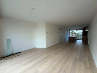 Op zoek naar een modern en comfortabel appartement op een uitstekende locatie in Wenduine? Dit lichtrijke nieuwbouwappartement combineert een aangename leefruimte met een praktische indeling en hedendaags wooncomfort.
Het appartement beschikt over een ruime leefruimte met volledig geïnstalleerde open keuken en aansluitende berging. Verder zijn er twee volwaardige slaapkamers, een badkamer met ligbad en dubbele wastafel en een afzonderlijk toilet.
Als extra troef beschikt het appartement over een garagebox, ideaal voor wie op zoek is naar extra parkeergelegenheid en bergruimte. Een uitstekend appartement voor wie comfortabel en zorgeloos wil wonen aan de kust!
👉 Plan nu je bezoek via jens@keyimmo.be of 0496 41 55 77