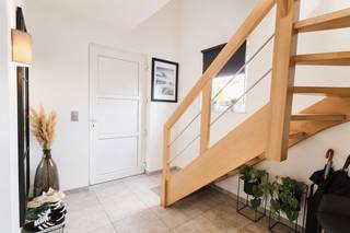 <p><span><span><strong>Instapklare moderne woning met 3 slaapkamers, garage en tuin.<br /><br /><u>Een bezoek aanvragen kan eenvoudig via onze website: www.immodrie.be. Zoek het pand terug onder 'Te Huur' en selecteer vervolgens op de pagina de optie 'Bezoek aanvragen'. Omwille van de grote reeks aanvragen, worden verzoeken via Immoscoop of andere portaalsites niet verwerkt.</u> </strong></span></span><span><br /></span></p>
<p>Welkom in deze aangename gezinswoning, gelegen in de kindvriendelijke en rustige verkaveling Bleek te Arendonk. We starten in de inkomhal, waar meteen een gastentoilet voorzien is. Vanuit de inkomhal is er toegang tot de inpandige garage, uitgerust met een automatische sectionaalpoort. Deze ruimte biedt niet alleen plaats aan een wagen, maar kan eveneens perfect gebruikt worden voor het stallen van fietsen en het opbergen van allerhande spullen. Vanuit de inkomhal lopen we verder naar de ruime leefruimte, die dankzij het open karakter volledig vrij en naar eigen wens kan worden ingericht. Er is voldoende ruimte om verschillende gezellige zithoeken en een eetgedeelte te creëren.</p>
<p>Achteraan bevindt zich de open keuken, die voorzien is van alle hedendaags comfort. De keuken beschikt over een praktisch kookeiland met gasvuur en een ruime hoekkeuken met koelkast, vriezer, vaatwasser op hoogte en een combioven. Dankzij de vele kasten is er bovendien voldoende opbergruimte.</p>
<p>Aan het kookeiland is er ruimte om barkrukken te plaatsen, ideaal voor een snel ontbijt, een gezellige babbel tijdens het koken of om gasten te ontvangen. Verder is er plaats voor een eettafel, waarbij je vanuit de keuken een aangenaam zicht hebt op de tuin.</p>
<p>Via de schuifpui met vliegenraam stap je rechtstreeks de tuin in. De tuin beschikt over een aangenaam terras en een graszone. Naast de woning staat bovendien een praktisch tuinhuis, ideaal voor het opbergen van tuingereedschap, vuilnisbakken,...</p>
<p>Naast de keuken bevindt zich een koele berging, voorzien van legschabben en dus bijzonder handig voor extra opslag. Daarnaast is er een achterinkom/wasplaats, die eveneens rechtstreeks toegang geeft tot de tuin.</p>
<p>We nemen vervolgens de trap naar de eerste verdieping. Hier bevinden zich drie volwaardige slaapkamers, elk voorzien van rolluiken en vliegenramen. De kamers bieden voldoende ruimte, waarbij ze naar eigen behoefte kunnen worden ingericht als slaapkamers, kinderkamers, bureau of hobbyruimte. De verdieping beschikt daarnaast over een ruime badkamer met een ligbad, een aparte douche, een badkamermeubel met enkele wastafel en een toilet.</p>
<p>Tot slot is er via een vlizotrap toegang tot de ruime opslagzolder. Deze biedt heel wat extra bergruimte voor bijvoorbeeld seizoensgebonden spullen, koffers en andere materialen. Op de zolder bevindt zich tevens de cv-ketel.</p>
<p><span><span><strong>Pluspunten</strong></span>:<br />- De ganse woning is voorzien van verlichting.<br />- Regenwaterput voorzien voor wasmachine en toiletten.<br />- TV aansluiting op alle slaapkamers.<br />- Rustige, kindvriendelijke locatie.</span></p>