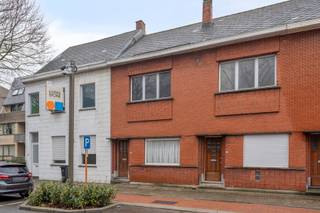 <p>Zoek je een woning waar je meteen het gevoel hebt dat alles binnen handbereik ligt? In de Boerenkrijgstraat woon je rustig, maar toch op wandelafstand van winkels, scholen en het centrum van Mechelen.</p><p></p><p>Op het <strong>gelijkvloers</strong>, kom je binnen in een ruime leefruimte die naadloos overgaat in de eetkamer, een plek waar het dagelijkse leven zich vanzelf afspeelt. Aansluitend vind je de aparte keuken, praktisch ingericht en met zicht op de achterliggende tuin. Achteraan op het gelijkvloers bevindt zich de badkamer met douche en lavabo, aangevuld met een apart toilet. Vanuit deze ruimte stap je zo naar het terras en de tuin, een aangename buitenplek waar je in alle rust kan genieten van een koffiemoment of een lange zomeravond.</p><p></p><p>Op de <strong>eerste verdieping</strong> liggen twee comfortabele slaapkamers, elk met hun eigen karakter en mogelijkheden. <br />De <strong>zolderverdieping </strong>biedt nog extra potentieel en kan perfect worden ingericht als derde slaapkamer, hobbyruimte of rustige thuiswerkplek.</p><p></p><p>Met zijn centrale ligging, praktische indeling en uitbreidingsmogelijkheden is dit een woning waar je stap voor stap jouw eigen thuis van kan maken. <br />Kom eens kijken en plan je bezoek in via de website!</p>