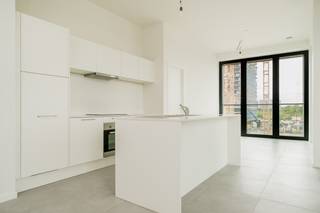 Wonen aan de vernieuwde Scheldekaaien met frontaal zicht op de Schelde. <br /><br />Gelegen op de derde verdieping van een nieuwbouwproject bevindt zich dit één-slaapkamerappartement. Kamerhoge raampartijen en de hoekligging in het gebouw garanderen een overvloed aan licht en uitzonderlijke zichten. <br />Aan de woonkamer bevindt zich een ruim terras met afsluitbaar winterterras. <br />De slaapkamer beschikt over een eigen badkamer.
