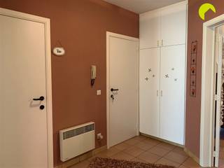 <p><span>In een rustige woonwijk te Lint vinden we dit verzorgd 2-slaapkamer appartement met bijhorende garagebox. </span></p><p><span>Het appartement bevindt zich op de 2de verdieping van een gebouw zonder lift met lage maandelijkse kosten.</span></p><p><span> </span></p><p><span>Indeling:</span></p><p><span> </span></p><p><span>We betreden het appartement via de ruime inkomhal. Hier bevindt zich een apart toilet, wat handig is voor gasten.</span></p><p><span>Aan de voorzijde bevinden zich de lichte leefruimte en de keuken voorzien van alle comfort. aansluitend vinden we een grote berging met aansluiting voor wasmachine en droogkast.</span></p><p><span>Centraal in het appartement bevindt zich de badkamer met ligbad en lavabo. </span></p><p><span> </span></p><p><span>Aan de achterzijde bevinden zich twee ruime slaapkamers (14m</span><span><sup>2</sup></span><span> en 11m</span><span><sup>2</sup></span><span>). Via de kleinste slaapkamer heeft u toegang tot het zuidgerichte terras.</span></p><p><span> </span></p><p><span>Tot slot is er ook een garagebox. </span></p><p><span> </span></p><p><span>Troeven:</span></p><p><span> </span></p><ul><li><span>EPC-label C: 261 kWh/(m²/jaar)</span></li><li><span>Zuidgericht terras </span></li><li><span>Gemeenschappelijke kosten: 15/maand (blokpolis en minuterie)</span></li><li><span>Huurwaarborg: 3 maanden huur</span></li><li><span>Plaatsbeschrijving: 225 per partij</span></li><li><span>Beschikbaar: 01/11/2026</span></li></ul><p><span> </span></p><p><span>Boek nu zelf ONLINE uw afspraak in. Surf naar het betreffende eigendom op onze website www.habicom.be en klik op de roze knop 'PLAN EEN BEZOEK'. </span></p><p><span>Kies het moment dat u het beste uitkomt, vul de gevraagde contactgegevens in en klik nadien op verzenden om te bevestigen.</span></p><p><span>Benieuwd naar de waarde van jouw woning? Check het gratis op www.watismijnhuiswaard.be</span></p><p><span> </span></p><p><span> </span></p>