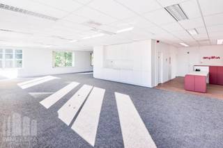<strong>316 m² </strong>de bureaux élégants à louer (et à vendre)<br />Excellente situation, à proximité de la sortie R0 Groot-Bijgaarden, avec un accès facile au carrefour de l<strong>’E40</strong>. Également facilement accessible par les transports en commun (bus, tram et train) : la gare de Sint-Agatha-Berchem se trouve à seulement 200 m.<br /><br />Les bureaux sont situés au premier étage et comprennent des salles de réunion, un espace pour réunions individuelles, une salle à manger avec kitchenette et des sanitaires modernes.<br /><br />Ces bureaux font partie de "<strong> Inter Access Park</strong>” et offrent un environnement de travail professionnel et confortable. Le bâtiment est équipé d’ascenseurs, d’un contrôle d’accès et d’un système d’alarme incendie.<br /><br />Un grand nombre de places de parking est disponible, avec possibilité d’achat. D’autres surfaces sont également disponibles, de <strong>73 m² à 2.359 m²</strong>, à louer ou à vendre.<br /><br />Grâce à son emplacement dans un quartier dynamique, vous bénéficierez également d’une large offre de commerces et de restaurants à proximité, idéal pour les collaborateurs comme pour les visiteurs.<br /><br />Contactez <strong>PANORAMA B2B</strong> pour plus d’informations, plans ou une visite sans engagement au<strong> 0477 09 00 09.</strong>
