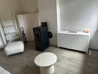 Instapklare 2 slaapkamer woning met gezellige zuidgerichte tuin. Bestaande uit: woonkamer, eetkamer, keuken, badkamer, kelder, 2 ruime slaapkamers, terras, tuin, buitenberging/opslagruimte. Verwarming dmv. efficiënte pelletkachels, EPC: 716 kWh/m²j. 2 parkeerplaatsen voor de deur. Onmiddellijk beschikbaar