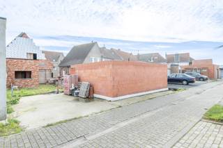 Halfopen woning met ontzettend veel potentieel, rustig gelegen te Lissewege (Zwankendamme). <br />De ruwbouwwerken zijn grotendeels gedaan. Als koper kunt u de woning volledig naar eigen wens en smaak afwerken. De gevel is evenwel opgenomen in de lijst van vastgesteld bouwkundig erfgoed.<br /><br />Deze grote woning beschikt over een omgevingsvergunning voor een volledige verbouwing met uitbouw en de oprichting van een gesloten garage met tuinberging. <br />Vergunde plannen beschikbaar via ons kantoor.<br /><br />Mogelijkheid tot het creëren van een prachtige halfopen woning met een zonnige tuin en een grote garage achteraan. De garage is te bereiken via een achterliggende wegel. Een enorme troef van deze woning.<br /><br />Indeling volgens de vergunde plannen:<br />Inkomhal met trap, een schitterende leefruimte met een zithoek en een enorme leefkeuken met eiland. In de keuken een groot schuifraam met toegang naar de tuin. Verder op het gelijkvloers nog een apart toilet, een wasplaats, een douchekamer en een apart bureau met zicht op de tuin.<br />Op de eerste verdieping een masterbedroom met ensuite dressing, een tweede slaapkamer en een grote badkamer met douche en ligbad. Op de nachthall een vaste trap naar de zolderverdieping waar u nog beschikt over een derde kamer en een opbergruimte.<br /><br />Huidig energielabel: F (UC: 20220331-0002575115-RES-1)<br />Minimaal te behalen E-peil volgens de vergunning: E60<br /><br />Bezoeken of meer informatie? <br />Contacteer Sacha Vanrafelghem op GSM 0487/43.79.10.