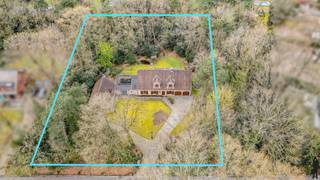 Charmante landelijke villa met bijgebouw op prachtig perceel in Essen HeikantDeze karaktervolle villa in landelijke stijl is gelegen op een mooi en...