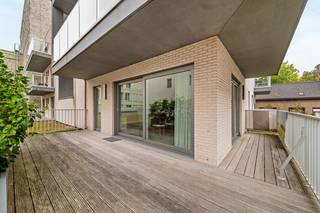 Kom dit prachtig appartement als eerste ontdekken op onze <strong>FIRST VISIT</strong><br />Zat 17/10 van 10u30-12u (enkel op reservatie) <br /><br /><strong>Exclusief en lichtrijk 3-slaapkamerappartement (130,5 m²) met riante terrassen op een toplocatie in Roeselare</strong><br /><br />Aan de Henri Horriestraat 27, onderdeel van het hoogwaardige nieuwbouwproject 'De Munt', bevindt zich dit uitzonderlijk ruime en luxueus afgewerkte appartement.<br />Waar De Munt bruist van de dynamiek, geniet u hier op het eerste verdiep van een aanzienlijk rustigere ligging met een vrij uitzicht richting kenniscentrum ARhus — zonder de directe passage van het plein.<br /><br /><strong>Troeven van deze eigendom:</strong><br />- Uitzonderlijke bewoonbare oppervlakte: Maar liefst 130,5 m² aan woonruimte.<br />- Optimale zonoriëntatie: 2 tot 3 terrassen (samen 37 m²) garanderen <em><strong>van 's morgens tot 's avonds zon en overvloedige lichtinval in het gehele appartement.</strong></em><br />- 3 volwaardige slaapkamers &amp; 2 badkamers: Inclusief een master bedroom met en-suite doucheruimte en directe toegang tot het terras.<br /><br />Exclusieve afwerkingsgraad: Voorzien van een grotere maatkeuken met composieten werkblad, kwalitatieve toestellen en hoogwaardige maatkasten.<br />Inclusief 2 kelderbergingen: Ruime en droge opslagruimte voor wijn, tuinmeubilair en overige spullen.<br /><br /><strong>Parkeermogelijkheden:</strong> Optie tot het huren of aankopen van een garagebox of autostaanplaats in het gebouw.<br />Toplocatie: Op wandelafstand van de Ooststraat, het station, Delhaize, horeca en parken.<br /><br /><strong>Indeling:</strong><br /><br />- Inkomhal: Ruime ontvangsthal met een royale ingebouwde vestiairekast en een apart gastentoilet.<br />- Liefdevolle leefruimte &amp; Keuken: Een bijzonder lichtrijke living met open, ergonomisch ingerichte keuken.<br />- Vanuit de keuken heeft u direct zicht op en toegang tot de terrassen.<br />- Praktische berging: Grote, afgesloten berging/wasplaats direct naast de keuken.<br />Slaapkamers &amp; Badkamers:<br />- 2 ruime slaapkamers met toegang tot de centrale badkamer (voorzien van ligbad en dubbele lavabo).<br />- 1 slaapkamer met en-suite doucheruimte (douche en lavabo) en een eigen terras aan de Henri Horriestraat.<br />- Extra private toiletvoorziening.<br /><br />Bel ons nu op het nummer 051/62.40.40 en maak een afspraak voor een persoonlijke rondleiding voor dit exclusief en recent appartement. 