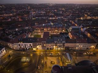 <p><strong>DE STOKERIE ONTDEKKEN? KOM LANGS TIJDENS ONZE KOMENDE OPENDEURDAGEN</strong><br />Meer informatie via zabra.be/destokerie.</p><p>Op zoek naar een ruime nieuwbouwwoning in hartje Kortrijk? Deze woning in De Stokerie combineert hedendaags wooncomfort met een centrale ligging aan de Veemarkt, vlak bij Shopping K, horeca, winkels en het station.</p><p>De woning beschikt over 3 slaapkamers, 1 badkamer en een bruto bewoonbare oppervlakte van 129 m². Daarnaast geniet je van een terras van bijna 14 m², ideaal om te ontspannen in alle rust.</p><p>In De Stokerie woon je op een autoluwe site met een mooie publieke binnentuin, midden in de stad. Vloerverwarming en zonnepanelen zijn standaard inbegrepen, waardoor je kiest voor een energiezuinige en toekomstgerichte woning.</p><p>Dankzij de praktische indeling en centrale ligging is deze woning ideaal voor gezinnen, koppels of wie op zoek is naar extra ruimte op een toplocatie in Kortrijk.</p><p>👉 Ontdek meer via zabra.be/destokerie of bel 0472 89 60 18.</p>