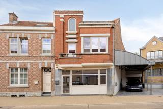 <p><strong>Te renoveren handelshuis op toplocatie in Hoegaarden</strong></p><p>Bent u op zoek naar een pand met potentieel op een commerciële toplocatie? Dit te renoveren handelshuis, gelegen in het commerciële centrum van Hoegaarden, biedt tal van mogelijkheden. Dankzij een eenvoudige functiewijziging kan het pand bovendien worden omgevormd tot een volwaardige woning.</p><p>Het perceel van <strong>240 m²</strong> is oost georiënteerd en beschikt over maar liefst <strong>218 m² bewoonbare oppervlakte</strong>. Ideaal voor wie graag de handen uit de mouwen steekt en een pand volledig naar eigen smaak wil renoveren.</p><p>De indeling:</p><ul><li><p><strong>Gelijkvloers (128 m²):</strong> commerciële ruimte, badkamer, toilet, woon- en eetkamer, open keuken met toegang tot terras en tuin.</p></li><li><p><strong>Eerste verdieping (45 m²):</strong> 3 ruime kamers.</p></li><li><p><strong>Zolderverdieping (45 m²):</strong> bereikbaar via een vaste trap en biedt extra mogelijkheden.</p></li><li><p><strong>Kelder (35 m²):</strong> extra bergruimte.</p></li></ul><p>Een interessante opportuniteit voor ondernemers, investeerders of wie op zoek is naar een renovatieproject met woonpotentieel op een uitstekende locatie.</p><p><strong>Zin om de handen uit de mouwen te steken?</strong> Kom dit pand ontdekken tijdens onze <strong>kijkdag op dinsdag 29 september</strong>!</p><p>📅 Inschrijven via onderstaande knop! </p>