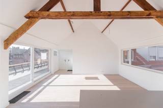 <p>Houdt u van een stijlvol appartement met veel licht, geen bovenburen en mag alles nieuw zijn? Dan is deze penthouse in dit renovatieproject misschien iets voor u. Afgewerkt in Maart 2022, alles is gestript en opnieuw opgebouwd. Vloeren, sanitair, leidingen alles is nieuw, terras over heel de breedte. De deur uitwandelen en je loopt Delhaize binnen, tram richting Antwerpen op luttele meters. Wat heb je nog meer nodig? </p><p>* Energiezuinig (EPC van voor renovatie) .<br />* Prachtige woonkeuken<br />* Parketvloeren<br />* Lage algemene kosten (25 euro).</p><p>Het appartement ligt op de grens van Schoten en Merksem in een rustige straat. Je krijgt door de grote ramen veel licht binnen. Inkom <br />aan leefruimte op parketvloer, open keuken met grote berging. Gastentoilet apart, 2 slaapkamers waarvan 1 met badkamer (douche in bad, dubbele wastafel, hangtoilet) , zolderberging & kelderbering inclusief.</p><p>Huurprijs 1200,00 euro, verbruik op eigen meters. enkel elektriciteit op de gang delen door 4 units.</p><p>Interesse in dit lichte appartement? Gelieve uw gegevens in te vullen op onze website:<br />https://www.sinjoor.be onderaan het appartement.</p><p><span><span> </span></span></p>