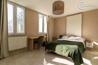 <p><span>Ruime gezinswoning met 4 slaapkamers, 2 badkamers en EPC B</span></p><p><span>Bent u op zoek naar een ruime gezinswoning waar comfort, energiezuinigheid en een centrale ligging hand in hand gaan? Dan is deze verzorgde woning beslist een bezoek waard.</span></p><p><span>Woensdag 22 juli aanstaande Discovery day op afspraak bel snel 03 755 77 05.</span></p><p><span>Achter de gevel schuilt een verrassend ruime woning met een aangename indeling en een warme, huiselijke sfeer. De lichtrijke leefruimte vormt het hart van de woning en biedt alle ruimte om samen te genieten met familie en vrienden. Aansluitend bevindt zich de volledig uitgeruste keuken, praktisch ingericht en voorzien van alle nodige comfort.</span></p><p><span>Met vier volwaardige slaapkamers en twee badkamers beschikt deze woning over alle ruimte die een modern gezin nodig heeft. Of u nu extra slaapkamers wenst, een thuiskantoor of een hobbyruimte, deze woning past zich moeiteloos aan uw levensstijl aan.</span></p><p><span>Ook op energetisch vlak scoort deze woning uitstekend dankzij het gunstige EPC-label B en de aanwezige zonnepanelen, wat resulteert in een energiezuinige en toekomstgerichte woning.</span></p><p><span>De ligging is een extra troef. U woont in een aangename woonomgeving met scholen, winkels, openbaar vervoer en belangrijke verbindingswegen op korte afstand. Zo geniet u dagelijks van een vlotte bereikbaarheid zonder in te boeten aan wooncomfort.</span></p><p><span>Troeven</span></p><p><span>? 4 volwaardige slaapkamers</span></p><p><span>? 2 badkamers</span></p><p><span>? EPC-label B</span></p><p><span>? Zonnepanelen</span></p><p><span>? Ruime en lichtrijke leefruimte</span></p><p><span>? Volledig uitgeruste keuken</span></p><p><span>? Ideale gezinswoning</span></p><p><span>? Centrale ligging nabij scholen, winkels en openbaar vervoer</span></p><p><span>Bent u benieuwd naar de ruimte en mogelijkheden die deze woning te bieden heeft? Neem vandaag nog contact met ons op en plan uw bezoek.</span></p>