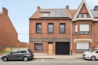 Ruime gezinswoning met grote tuin, garage en zonnepanelen<hr /><hr />Deze halfopen bebouwing biedt verrassend veel ruimte en mogelijkheden voor wie niet bang is om de handen uit de mouwen te steken. De woning is degelijk gebouwd en voorzien van zonnepanelen, maar vraagt opfrissing en afwerking. Ze is ideaal voor een gezin dat op zoek is naar een huis met potentieel en een grote tuin.<hr /><hr />Indeling:Via de inkomhal kom je in de gezellige leefruimte met zit- en eethoek. De houten plafondstructuur en laminaatvloer zorgen voor warmte en karakter. Achteraan bevindt zich een ruime leefkeuken met veel kasten en werkruimte. Deze keuken werd gedeeltelijk vernieuwd, maar de afwerking dient nog verder te gebeuren. Aanpalend is er een lichtrijke ruimte met zicht op het terras en de tuin – perfect als eetplaats, bureel of hobbyruimte.Op de verdiepingen zijn er drie ruime slaapkamers, de slaapkamers zijn aan opfrissing toe, maar bieden voldoende ruimtel. De badkamer is functioneel uitgerust met lavabo, toilet en douche, doch eveneens aan modernisering toe.De woning beschikt verder over een garage met plaats voor fietsen, motor of werkruimte, en via de Tuin nog een aparte dubbele garage/berging achteraan het perceel – een grote troef voor hobbyisten of zelfstandigen.<hr /><hr />De woning vraagt grondige opfrissing en afwerking, maar biedt een uitstekende basis voor wie op zoek is naar een betaalbare gezinswoning met potentieel. Renovatieplicht. Vermelde prijs is een richtprijs