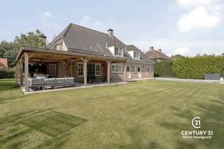 <p>Gelegen in de rustige, residentiele verkaveling “De Lint” in Oud-Turnhout, op een 25 autominuten van zowel Eindhoven (NL) als Antwerpen, vindt u deze met smaak grotendeels gerenoveerde villa terug op een fraai perceel van ca 1471m².</p>
<p>Indeling</p>
<p>Gelijkvloers</p>
<p>Inkomhal met gastentoilet, bureauruimte (of 5<sup>e</sup> slaapkamer). De woonkamer betreed u middels de dubbele zwart stalen deuren. Een massief eiken vloer, een gezellige open haard en de recent geplaatste kastenwand zetten de toon van deze woning. De kastenwand heeft een praktisch ingemaakt bureau dat gemakkelijk geopend kan worden. De open keuken is van hoge kwaliteit en is uitgerust met onder andere een stoomoven-oven, combi-oven, dampkap, 2 wastafels, afwasmachine, wijnkast, koelkast, inductie kookplaat, een groot composiet werkblad en veel ingemaakte kasten. Aan de keuken grenst een praktische bergplaats voor de dagdagelijkse toestellen en proviand op te bergen. Via de in de keuken speels verborgen deur komt u in de wasruimte die veel ruimte biedt voor schoenen en ook toegang geeft naar het terras en de tuin. De voormalige garage is omgevormd tot hobby-/werkruimte die een aansluitende bergplaats heeft die op haar beurt aansluitingen heeft om een mogelijke extra badkamer te voorzien. Denk bijvoorbeeld aan mogelijkheden om ouders in huis te nemen of oudere kinderen een eigen stek binnenshuis te geven.</p>
<p>1<sup>e</sup> verdieping</p>
<p>Via de vaste trap in de inkomhal komen we op de overloop van de verdieping aan. Hier bevinden zich 3 ruime kamers, een nachttoilet, een douchekamer én een 4<sup>e</sup> (hoofd-)slaapkamer. Deze laatste heeft een praktische inloopdressing en een ensuite ruime badkamer welke een ligbad, toilet, douche alsook 2 wastafels biedt. (De zolder is ruim en geïsoleerd en bereikbaar met een vlizotrap)</p>
<p>Buitengebeuren</p>
<p>Vanuit de woonkamer of de wasruimte komt u tot in de achtertuin en lacht het zeer recente zwembad u toe. Het overdekte terras is ook een absolute troef van deze woning. De tuin is onderhoudsvriendelijk ingericht en volledig omheind.</p>
<p></p>
<p>+++Pluspunten+++</p>
<p>Recent verwarmd zwembad (automatisch solardeck, warmtepomp, automatische ph en chloorregeling)</p>
<p>Zonnepanelen (22 stuks)</p>
<p>Ruim overdekt terras aansluitend aan de woning</p>
<p>Automatische toegangspoort</p>
<p>Smaakvol grotendeels gerenoveerd én energiezuinig</p>
<p>Onderhoudsvriendelijke, omheinde tuin met volledige privacy</p>
<p>Grote bewoonbare oppervlakte met mogelijkheid voor inwonende ouder(s)</p>