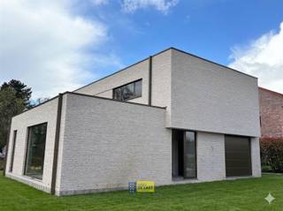 <p><span>BEN nieuwbouwvilla met 4 slaapkamers en 2 badkamers op groot perceel van 1395 m². We komen de woning binnen via de inkomhal met plaats voor vestiaire. Doorgang naar ruime en licht leefruimte met open keuken. Via twee schuiframen komen we op het grote terras met zuidwest oriëntatie dat deels overdekt is. Verdert is er ook nog een berging met plaats voor wasmachine en een garage. Op de eerste verdieping bevinden zich de master bedroom met plaats voor dressing en ensuite badkamer. Er zijn ook nog 3 slaapkamers, bureelruimte, douchekamer en aparte wc. De woning is voorzien van de meest recente technieken van isolatie en verwarming en haalt daarbij een e-peil dat onder de 20 ligt. Dit onder meer door de warmtepomp in combinatie met vloerverwarming, ventilatie type D en zonnepanelen. AANKOOP MOGELIJK AAN 6% BTW.</span></p>