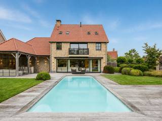 C'est sur un double terrain exceptionnellement spacieux, à quelques pas du centre de Sluis, que se trouve cette villa exclusive où le luxe, le confort et les finitions haut de gamme occupent une place centrale. L'architecture épurée, l'agencement bien pensé et les espaces extérieurs magnifiquement aménagés offrent une expérience de vie unique.<br /><br />Le vaste espace de vie baigne dans la lumière naturelle et s'ouvre naturellement sur la cuisine ouverte et entièrement équipée, qui offre une vue magnifique sur le jardin. À l'extérieur, la piscine chauffée constitue le point central incontestable, entourée d'une terrasse couverte pleine de charme et d'un bar élégant : le cadre idéal pour se détendre ou recevoir des invités.<br /><br />Sur le plan pratique également, la maison se distingue. Les nombreux placards encastrés, l’arrière-cuisine fonctionnelle et le garage intégré pour deux voitures offrent un confort de vie exceptionnel. De plus, le terrain dispose de quatre places de parking supplémentaires<br /><br />Au premier étage se trouvent deux chambres spacieuses, un dressing et deux salles de bains luxueuses. Le dernier étage offre un vaste espace polyvalent qui peut facilement être aménagé en deux chambres supplémentaires, un bureau ou tout autre espace de vie fonctionnel.<br /><br />À l'arrière de la parcelle se trouve un pool house entièrement aménagé, doté d'un accès indépendant. Cet espace élégant est équipé d'un bar, d'un coin repas et d'un débarras, et constitue l'endroit idéal pour recevoir famille et amis dans le plus grand confort.<br /><br />Une villa d'exception alliant espace, luxe et intimité, dans un cadre unique.<br /><br />N’hésitez pas à nous contacter pour plus d’informations : tél. : 050 62 44 14 ou via knokke@immax.be