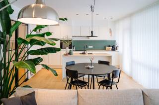 <strong>Gerenoveerd appartement in Residentie Paul Felix, Oostende</strong><br />Gelegen op de derde verdieping van de standingvolle Residentie Paul Felix in de Koningsstraat te Oostende, bieden wij dit recent gerenoveerde appartement aan.<br />Het appartement omvat:
<ul>
	<li>Ruime lichte living met open, volledig uitgeruste keuken en toegang tot een gezellig terras.</li>
	<li>Drie slaapkamers, waarvan één momenteel is ingericht als functioneel bureel.</li>
	<li>Moderne badkamer met Italiaanse douche.</li>
	<li>Kelder voor extra bergruimte.</li>
	<li>Toegang tot een gemeenschappelijke fietsenberging.</li>
</ul>
Praktisch:

<ul>
	<li>oppervlakte : 95m² + terras</li>
	<li>EPC: 210 kWh/(m² jaar) - label C</li>
	<li>Elektriciteit conform</li>
	<li>Asbestveilig</li>
	<li>K.I.: €1.056,00</li>
</ul>