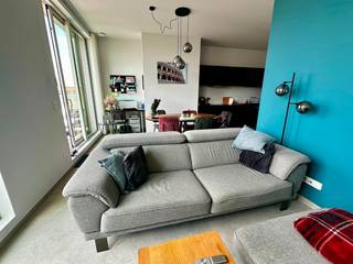 <p>Parkeerplaats en aparte bergruimte van respectievelijk 25.000 euro en 5.000 euro zitten inclusief de gelijste prijs.</p><p>Nieuwbouw appartement aangekocht en in gebruik genomen eind 2022 in het centrum van Machelen. Het appartement bevindt zich op de bovenste verdieping (3e verdieping) van het gebouw, heeft enkel langs één muur een buur en is zeer rustig. Het heeft een ruime hal met een grote en diepe op maat gemaakte inbouwkast, een badkamer met grote douche en een apart toilet, één kleine slaapkamer en één zeer ruime grote slaapkamer. De comfortabele keuken is voorzien van alle apparaten (keramisch vuur, vaatwasser, combi-oven) en samengevoegd met een gezellige leefruimte. Er is ook een aparte technische ruimte met aansluitingen voor wasmachine, droogkast en bijkomende frigo of diepvries. Ochtendzon is langs de kant van de slaapkamers, namiddag- en avondzon is langs de kant van de leefruimte. Ruim en rustig terras met ver en open zicht op Machelen en Vilvoorde met zeer weinig inkijk. Appartement is recent nog geschilderd en raamdecoratie is voorzien en inbegrepen in het appartement.</p><p>Het appartement is op een paar minuten wandelafstand van het centrum van Machelen, met verschillende commerciële handelszaken (Carrefour, bakker, beenhouwer, restaurantjes). Het gebouw zelf bestaat uit 3 aparte blokken, met een totaal van 21 appartementen. Het gebouw heeft ook een gezamelijke tuin, en beschikt over een aparte fietstenstalling en ondergrondse parkeerplaats.</p>