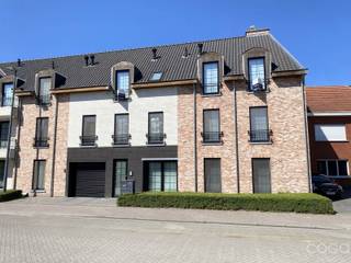 <p>Ontdek dit prachtig dakappartement van ca. 102 m², gelegen in de recente residentie ‘Hof Ter Beecke’ (bouwjaar 2017), pal in het centrum van Brecht. Dankzij de centrale ligging bevinden winkels, scholen en openbaar vervoer zich op wandelafstand, wat zorgt voor een uiterst comfortabele woonervaring.</p>
<p>Het appartement bevindt zich op de tweede verdieping en is bereikbaar via een lift die rechtstreeks uitgeeft in het appartement, wat zorgt voor extra privacy en gemak.</p>
<p>De indeling is als volgt: een centrale inkomhal, met apart gastentoilet, leidt naar de lichtrijke leefruimte, opgedeeld in een gezellige zithoek en eetruimte met open keuken. De volledig uitgeruste keuken beschikt over een 5-pits gasfornuis, geïntegreerde dampkap, spoeltafel, vaatwasser, microgolf en koelkast. Aansluitend bevindt zich een ruime berging/wasplaats.</p>
<p>Vanuit de keuken heeft u toegang tot het royale terras van ca. 40 m², ideaal georiënteerd op het zuidwesten – perfect om te genieten van de zon in alle rust.</p>
<p>Verder beschikt het appartement over twee volwaardige slaapkamers (ca. 13 m² en 12 m²) en een badkamer uitgerust met een wastafel in meubel en een ligbad met douchecombinatie.</p>
<p>Via een vlizotrap in de hal bereikt u de zolder, die extra bergruimte biedt.</p>
<p>Bij het appartement horen bovendien een private kelderberging (ca. 8 m²) en een autostaanplaats in de ondergrondse parking.</p>
<p>Met een uitstekende staat van onderhoud is dit appartement volledig instapklaar.</p>
<p>Bent u op zoek naar een recent en comfortabel appartement op toplocatie in Brecht? <br />Dan is dit zonder twijfel een kans die u niet mag missen!</p>