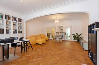 Op zoek naar een uniek dakappartement te koop in de bruisende stad Antwerpen? Dit lichte, ruime, instapklare appartement van circa 130 m² is...