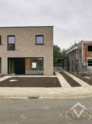 Deze nieuwbouwwoning bestaat uit: inkomhal - toilet - living - keuken - berging - wasplaats - terras - tuin - tuinhuis - carport - 2 autostaanplaatsen - nachthal - 3 slaapkamers - badkamer - toilet op de bovenverdieping. <br /><br />EPC: woning in aanbouw. Vrij 1/12/2026. Huurprijs 925 €/mnd.