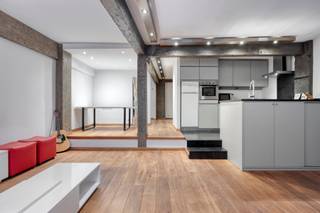 <p><strong>Karaktervolle loft met open indeling in hartje Antwerpen.</strong><br /><br /><strong>Indeling:</strong><br />Dit unieke loftappartement is gelegen in een charmante straat in het historische centrum van Antwerpen. Bij het betreden van het appartement komt u terecht in de ruime, lichtrijke leefruimte met prachtige authentieke elementen.</p>
<p>Aansluitend bevindt zich de volledig uitgeruste open keuken, voorzien van alle nodige toestellen en voldoende werk- en opbergruimte.</p>
<p>De open slaapkamer sluit rechtstreeks aan op de leefruimte en beschikt over kwalitatieve ingemaakte kasten. Verder vindt u de stijlvolle badkamer met een dubbele wastafel en een ruime inloopdouche. Het toilet is afzonderlijk voorzien.<br /><br /><strong>Bijzonderheden:</strong><br />EPC-score C.<br />Deels gemeubeld.<br />Maandelijkse provisie: €120 (verwarming appartement, onderhoud en elektriciteit van de gemeenschappelijke delen).<br /><br /><strong>Ligging:</strong><br />Gelegen op een absolute toplocatie in het historische centrum van Antwerpen, in een rustige straat op wandelafstand van de Grote Markt, de Groenplaats, de Scheldekaaien en het bruisende stadsleven. Winkels, gezellige restaurants, cafés en openbaar vervoer bevinden zich in de onmiddellijke omgeving, waardoor u geniet van alle troeven die de stad te bieden heeft.</p>