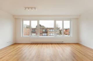 <p><span>Je woont hier in een </span><span>aangename en centrale buurt van Borsbeek</span><span>, met winkels, supermarkten en lokale handelszaken op korte afstand. Ook </span><span>scholen, openbaar vervoer en belangrijke invalswegen</span><span> zijn vlot bereikbaar, wat het dagelijkse woon-werkverkeer eenvoudig maakt. Voor ontspanning en groen liggen </span><span>parken en wandelmogelijkheden</span><span> in de nabije omgeving. </span></p><p><span> </span></p><p><span>Dit praktisch ingedeelde appartement met veel mogelijkheden ligt op de tweede verdieping (bereikbaar via trap) van een kleinschalig gebouw in een doodlopende straat. </span></p><p><span> </span></p><p><span>Je betreedt het appartement via de inkomhal met </span><span>vestiaireruimte, </span><span>verder de </span><span>badkamer met wastafel, toilet en mooie inloopdouche</span><span>. </span></p><p><span>Het appartement beschikt over </span><span>twee slaapkamers</span><span> achteraan.</span></p><p><span>Aan de straatkant bevindt zich de zeer lichtrijke </span><span>leefruimte </span><span>met</span><span> </span><span>de </span><span>volledig</span><span> </span><span>ingerichte keuken</span><span> die aansluit op een </span><span>overdekt terras </span><span>met extra berging.</span></p><p><span> </span></p><p><span>Troeven:</span></p><ul><li><span>2 slaapkamers</span></li><li><span>Buitenruimte</span></li><li><span>Rustige ligging, doodlopende straat</span></li><li><span>Elektriciteit CONFORM</span></li><li><span>Kleinschalig gebouw met eigen meters</span></li></ul><p><span> </span></p><p><span>EPC:</span><span> label E, wordt B na isolatie van het dak.</span></p><p><span> </span></p><p><span>Interesse of een bezoek plannen?<br />Contacteer ons via </span><span>03 646 66 55</span><span> of </span><span>sofie@sinjoor.be</span><span>.</span></p>