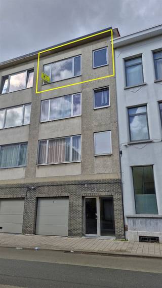 <p><span>Dit gebouw is gelegen om de hoek van het Groen Kwartier. Deze studio ligt op de derde, bovenste, verdieping in een gebouw met betonconstructie en lift.</span></p><p><span>We komen deze net gerenoveerde studio van 32m² binnen in een inkomhal om vervolgens in de lichte leefruimte te komen. Voldoende zuid georiënteerde ramen geven licht en zicht op Berchem.</span></p><p><span>De open keuken met toestellen en aparte wasplaats is functioneel ingericht. De betegelde badkamer is voorzien van douchecabine, lavabo en toilet. Een ruime, aparte slaaphoek vervolledigt deze instapklare studio.</span></p><p><span>Prima als starterswoning of om te verhuren.</span></p><p><span> </span></p><p><span>Voor meer informatie: <span>www.immodelaet.be</span></span><span> </span></p><p><span>Interesse in GRATIS SCHATTING van uw eigendom? Contacteer ons! 03/644.00.88 – <span>info@immodelaet.be</span></span><span> </span></p><p><span> </span></p>
